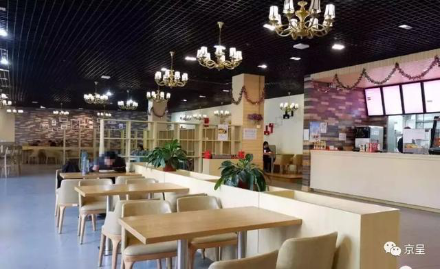 宿舍楼旁学四食堂独家的烤鱼档口很受欢迎,烤鱼可以点半只,饭点想吃
