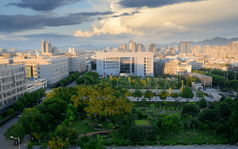 赣南科技学院-远眺校园建筑楼群