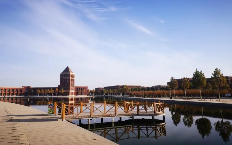 和田职业技术学院-湖面