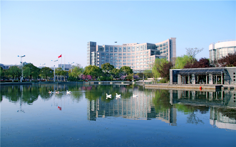 杭州师范大学钱江学院-教学楼湖景