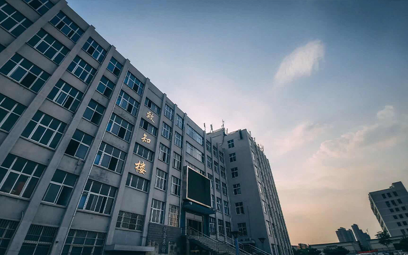 河南质量工程职业学院-致知楼前