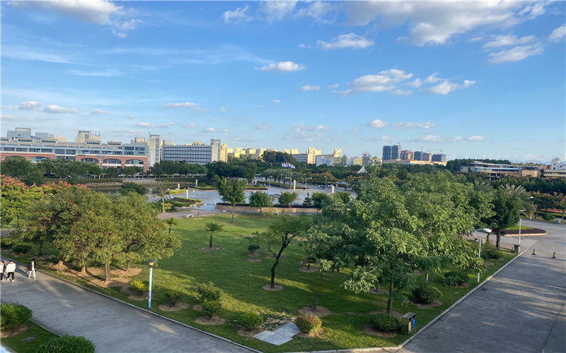 福州墨尔本理工职业学院-旗杆广场