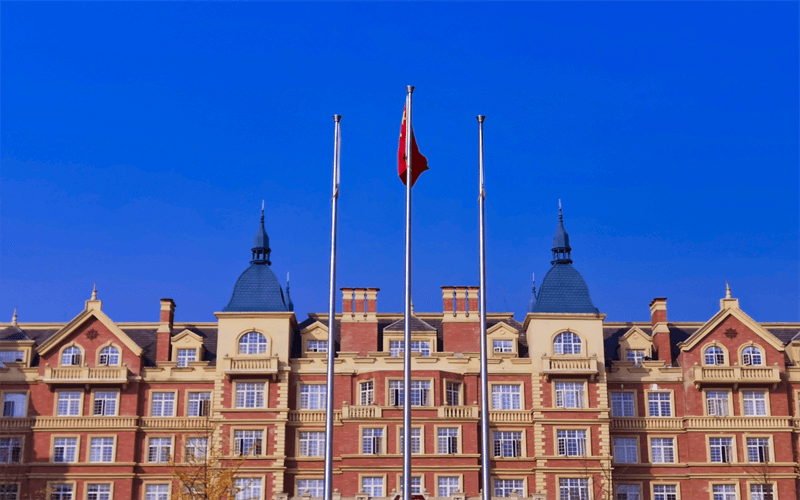 贵州黔南科技学院-综合楼前旗杆