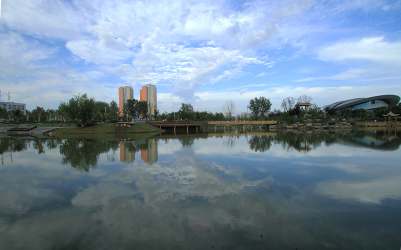 南阳理工学院-蓝天白云梦溪湖