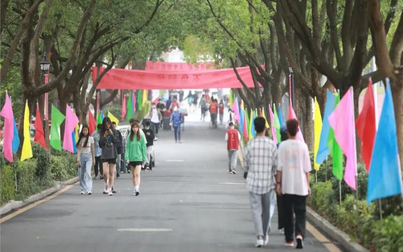 2025年贵州高考多少分能上江苏城市职业学院？最低354分主图