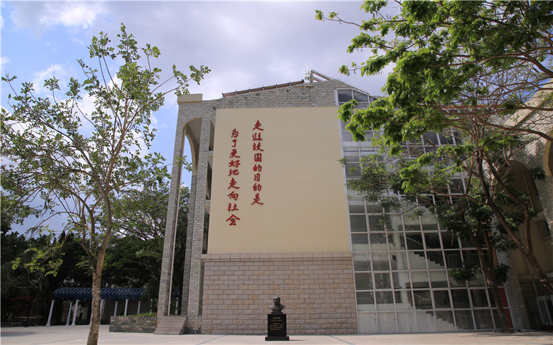 三亚理工职业学院-书善楼侧面