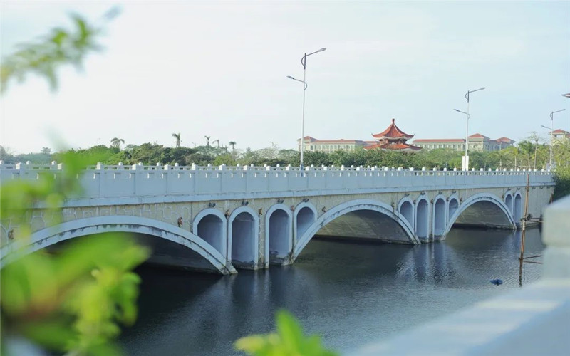 海南师范大学-校园一角 